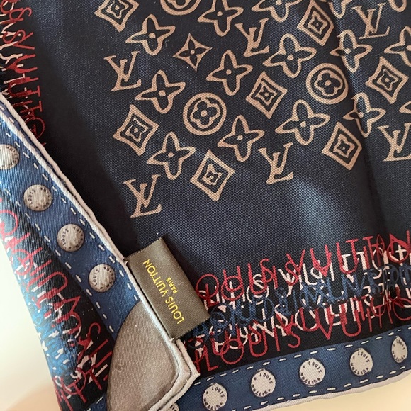 LOUIS VUITTON WORLD SQUARE SCARF - Picture 4 of 4